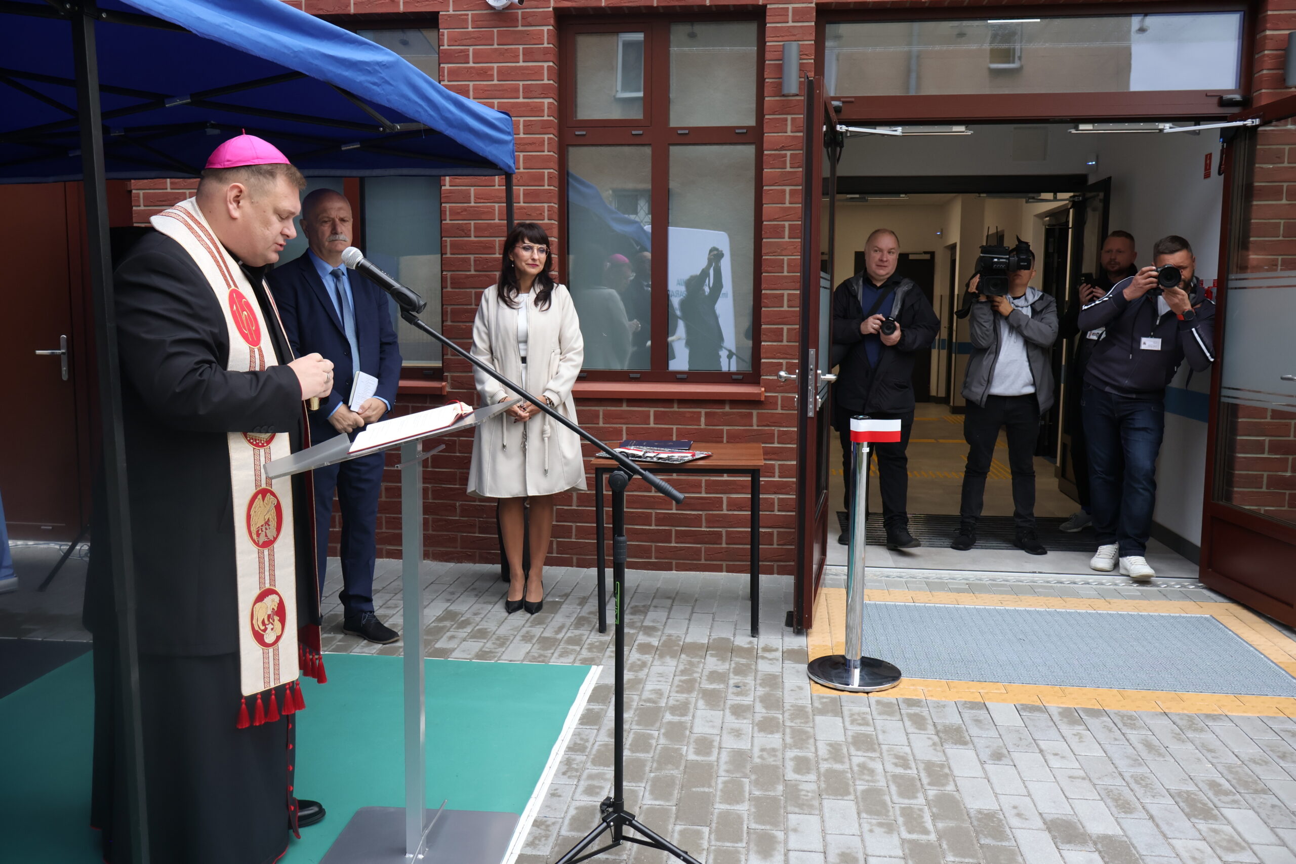 na zdjęciu JE Biskup Pomocniczy Diecezji Zielonogórsko-Gorzowskiej dr Adrian Put, który poświęcił budynek.