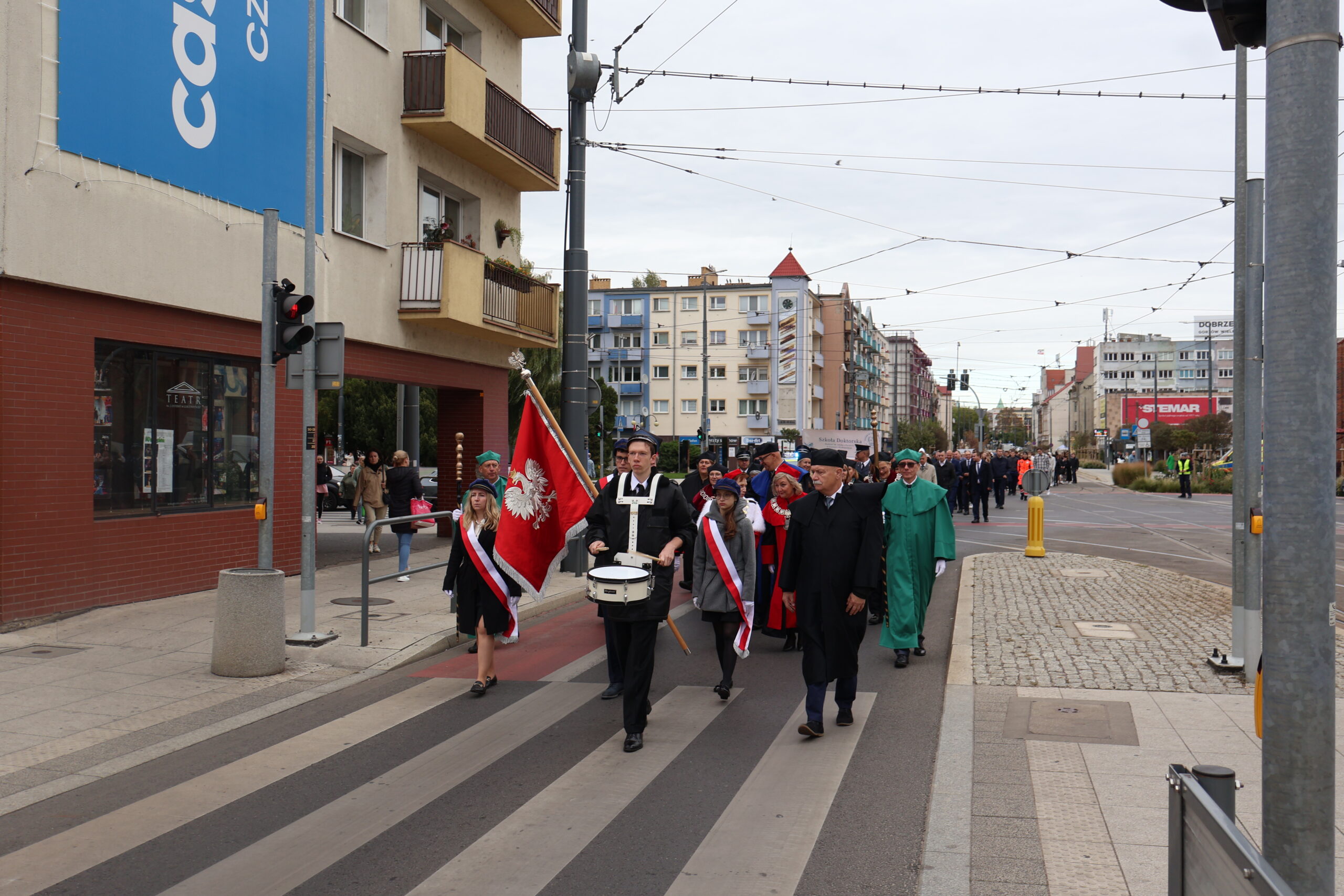 na zdjęciu władze, pracownicy i studenci uczelni oraz zaproszeni goście, którzy przeszli z placu katedralnego do Auli im prof. Stanisława Kirkora przy ul. Fryderyka Chopina 52 na dalszą część uroczystości.