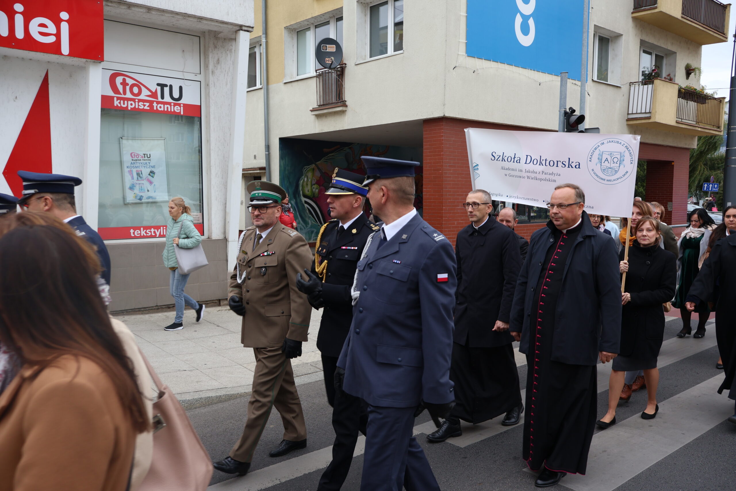 na zdjęciu władze, pracownicy i studenci uczelni oraz zaproszeni goście, którzy przeszli z placu katedralnego do Auli im prof. Stanisława Kirkora przy ul. Fryderyka Chopina 52 na dalszą część uroczystości.