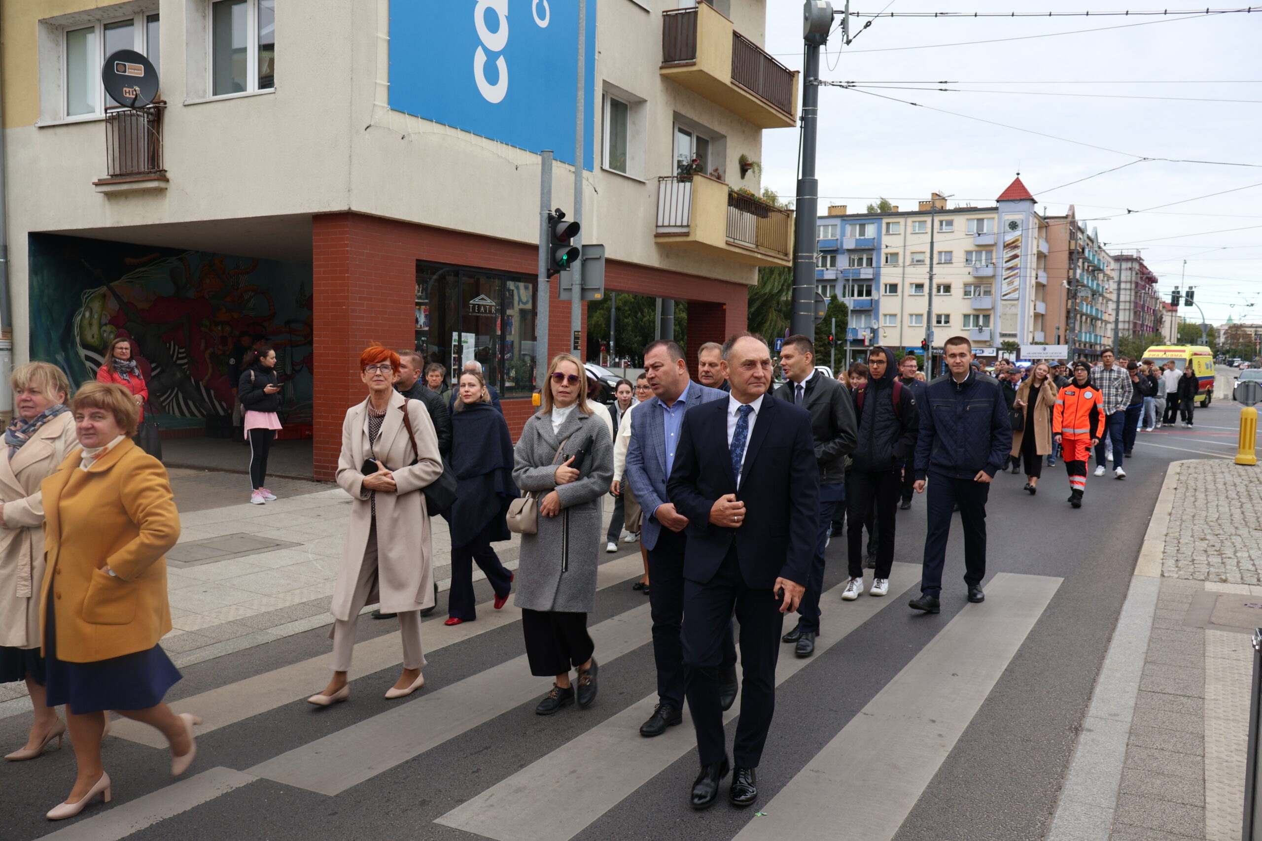 na zdjęciu władze, pracownicy i studenci uczelni oraz zaproszeni goście, którzy przeszli z placu katedralnego do Auli im prof. Stanisława Kirkora przy ul. Fryderyka Chopina 52 na dalszą część uroczystości.