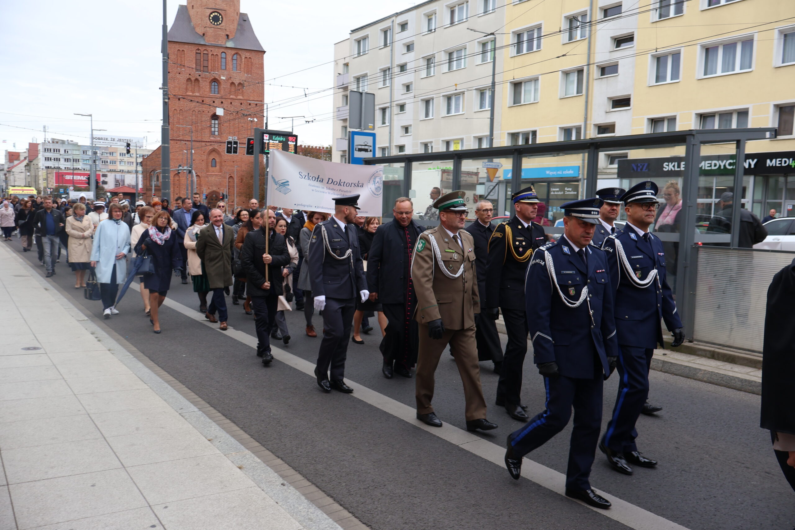 na zdjęciu władze, pracownicy i studenci uczelni oraz zaproszeni goście, którzy przeszli z placu katedralnego do Auli im prof. Stanisława Kirkora przy ul. Fryderyka Chopina 52 na dalszą część uroczystości.