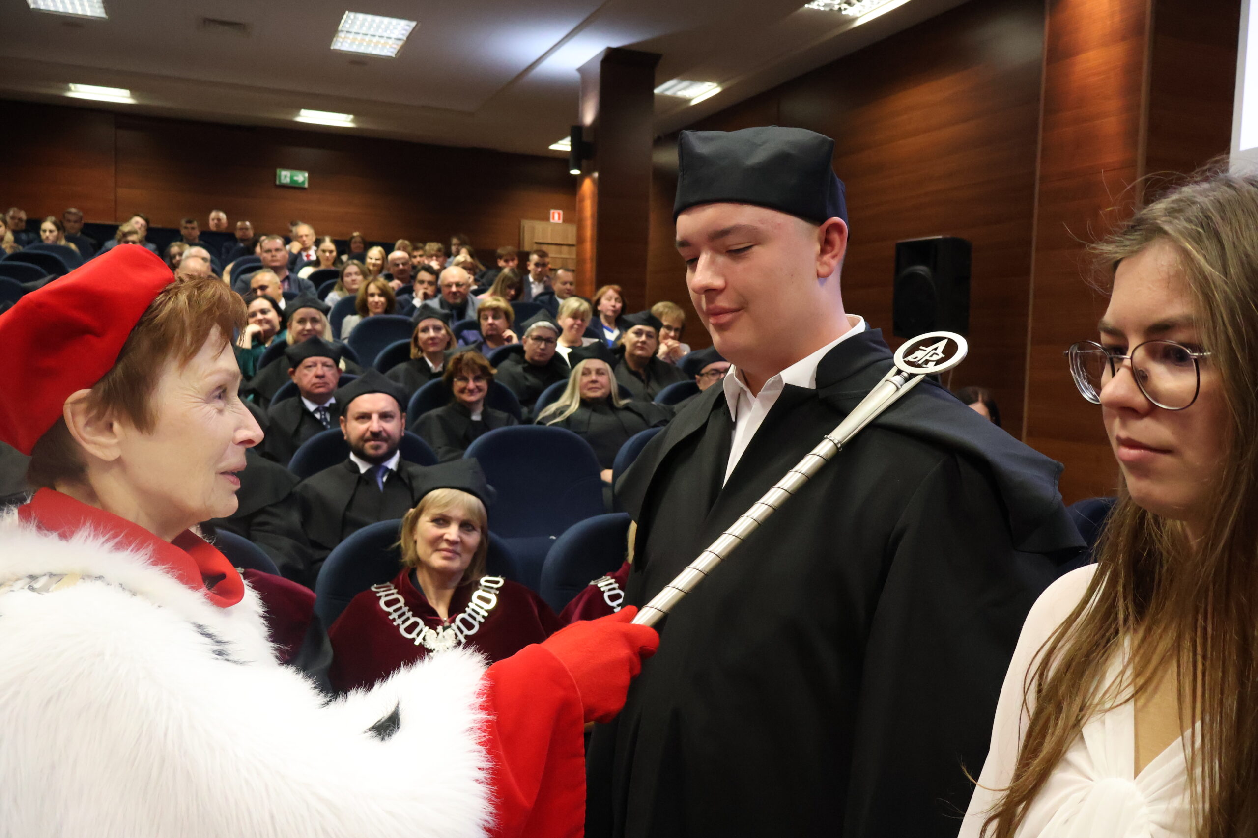 Na zdjęciu JM Rektor prof. dr hab. Elżbieta Skorupska-Raczyńska podczas immatrykulacji studenta