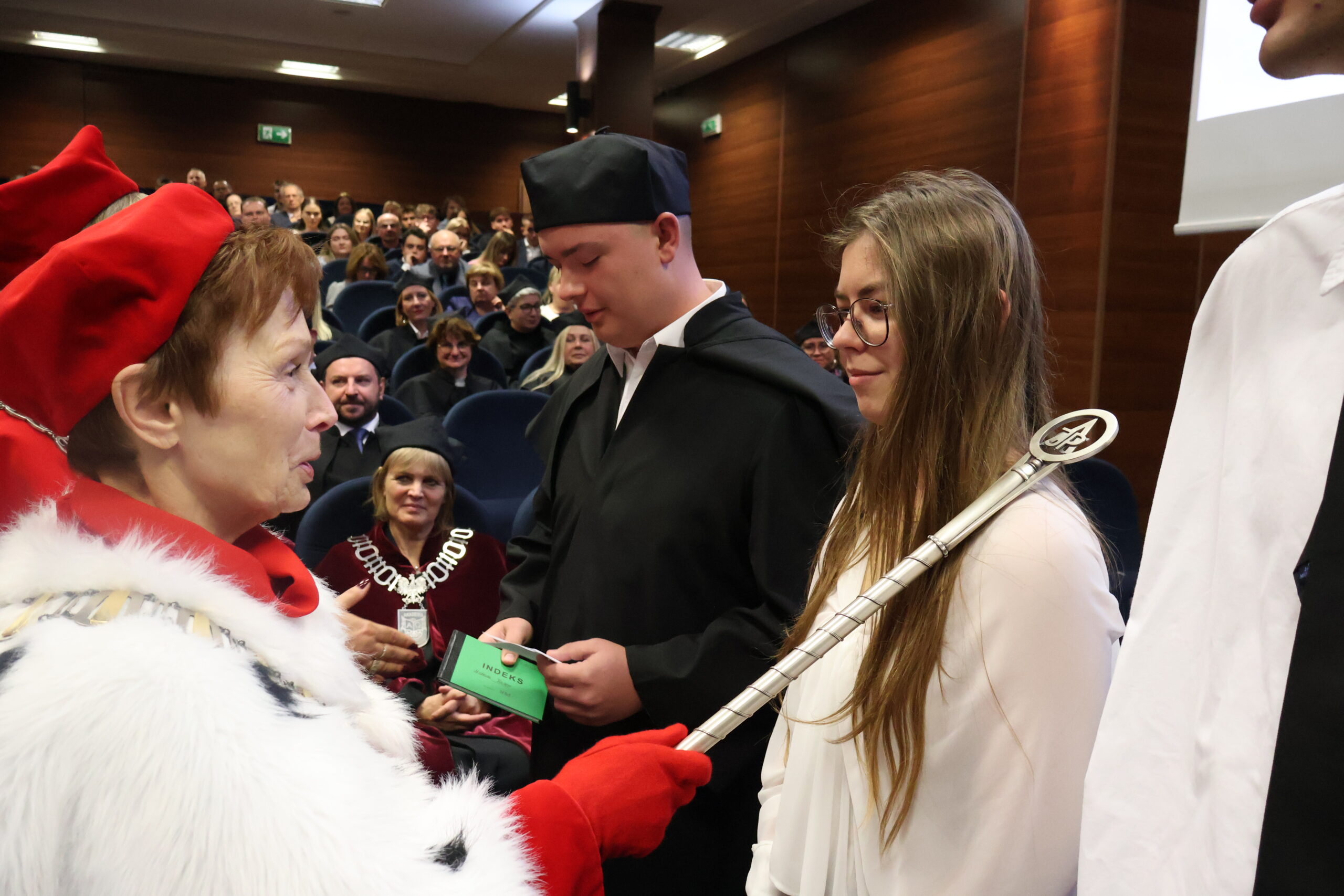 Na zdjęciu JM Rektor prof. dr hab. Elżbieta Skorupska-Raczyńska podczas immatrykulacji studenta