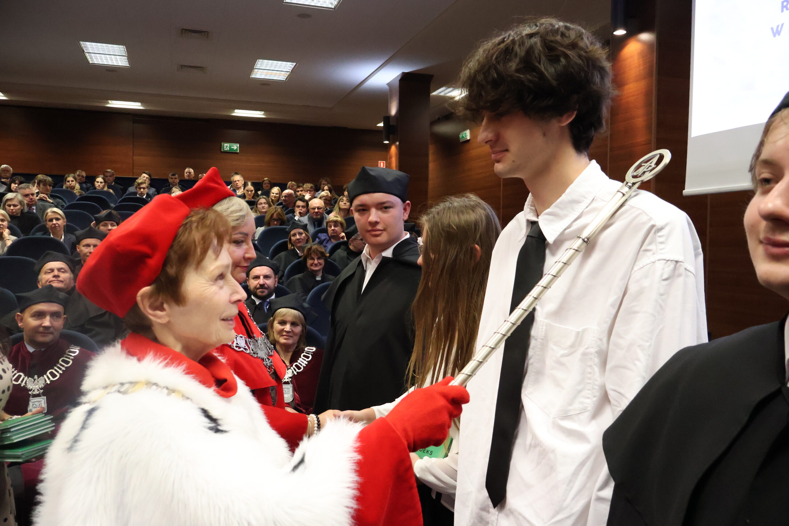 Na zdjęciu JM Rektor prof. dr hab. Elżbieta Skorupska-Raczyńska podczas immatrykulacji studenta