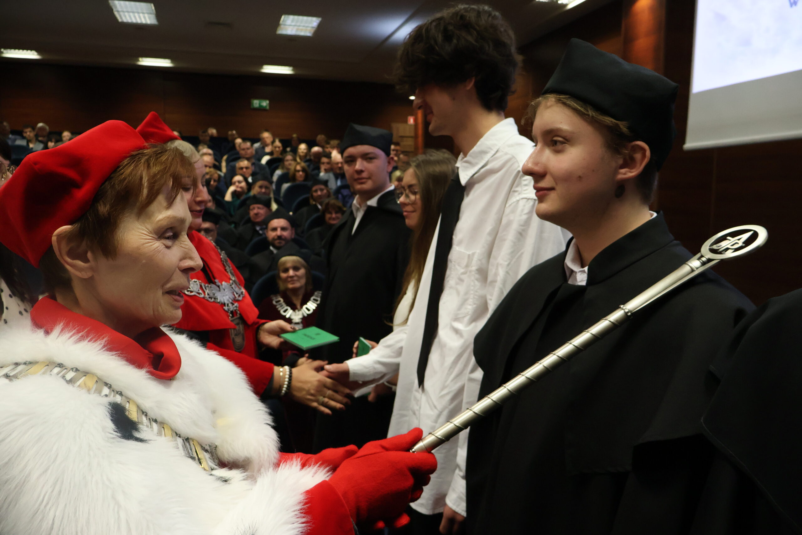 Na zdjęciu JM Rektor prof. dr hab. Elżbieta Skorupska-Raczyńska podczas immatrykulacji studenta