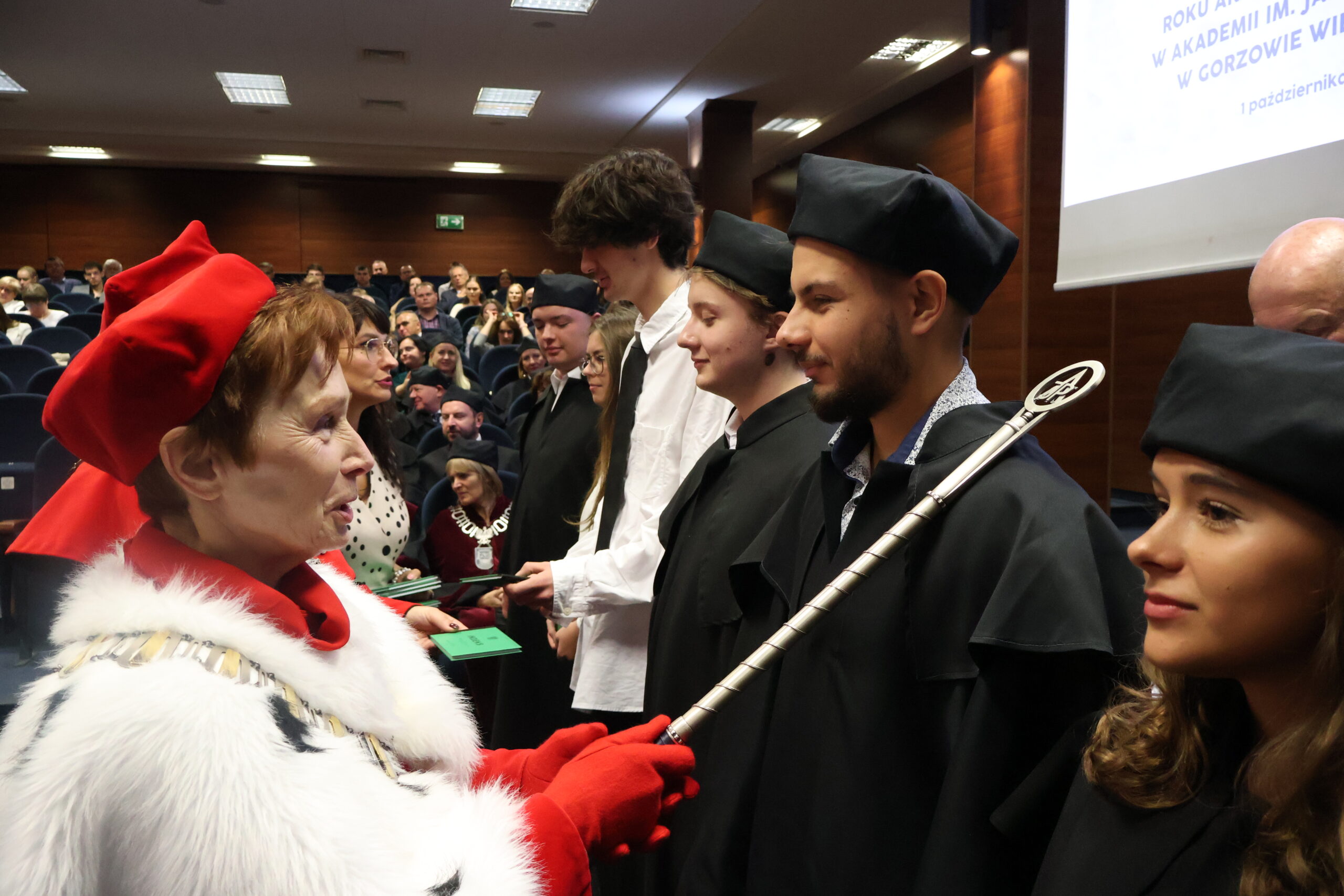 Na zdjęciu JM Rektor prof. dr hab. Elżbieta Skorupska-Raczyńska podczas immatrykulacji studenta