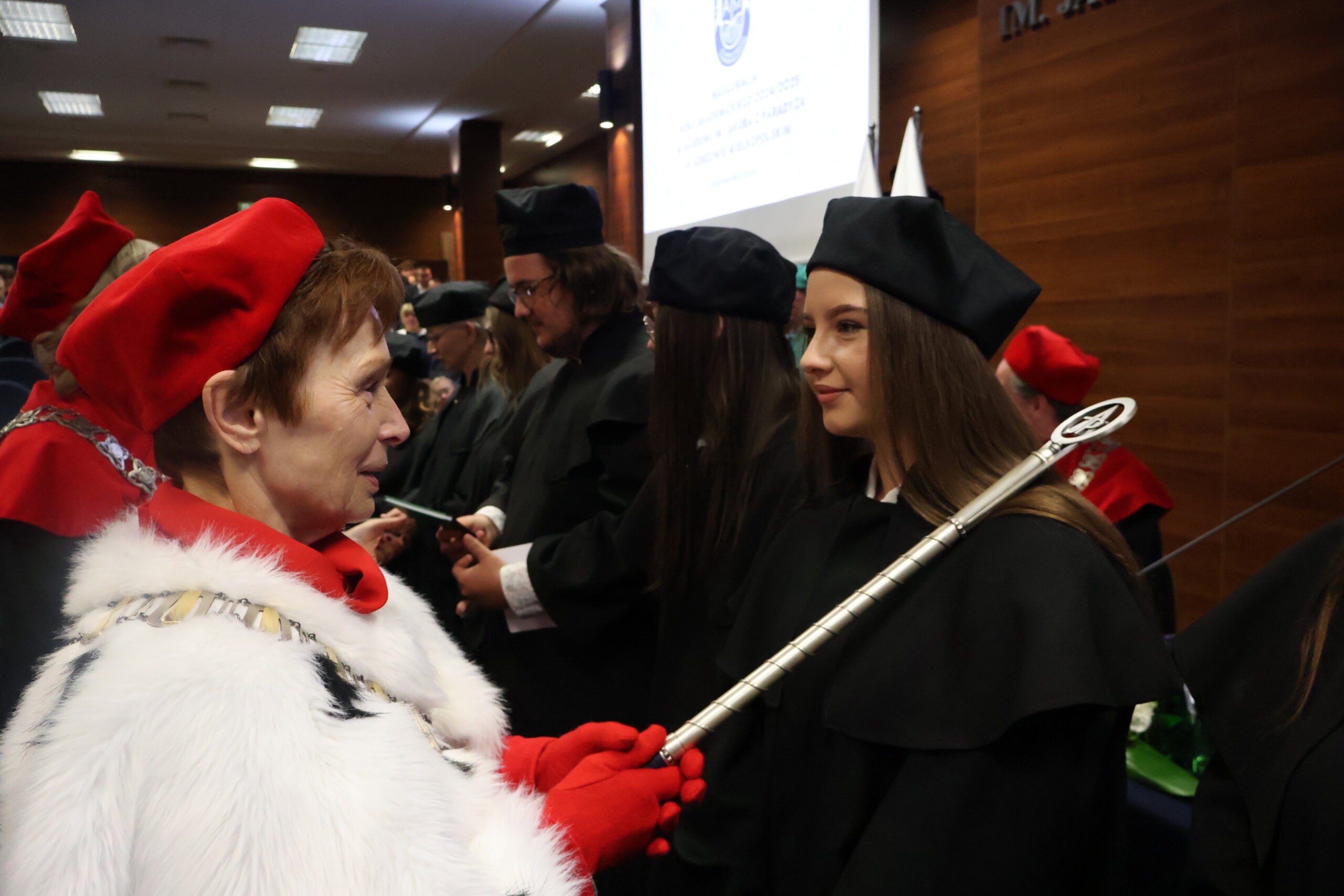 Na zdjęciu JM Rektor prof. dr hab. Elżbieta Skorupska-Raczyńska podczas immatrykulacji studenta