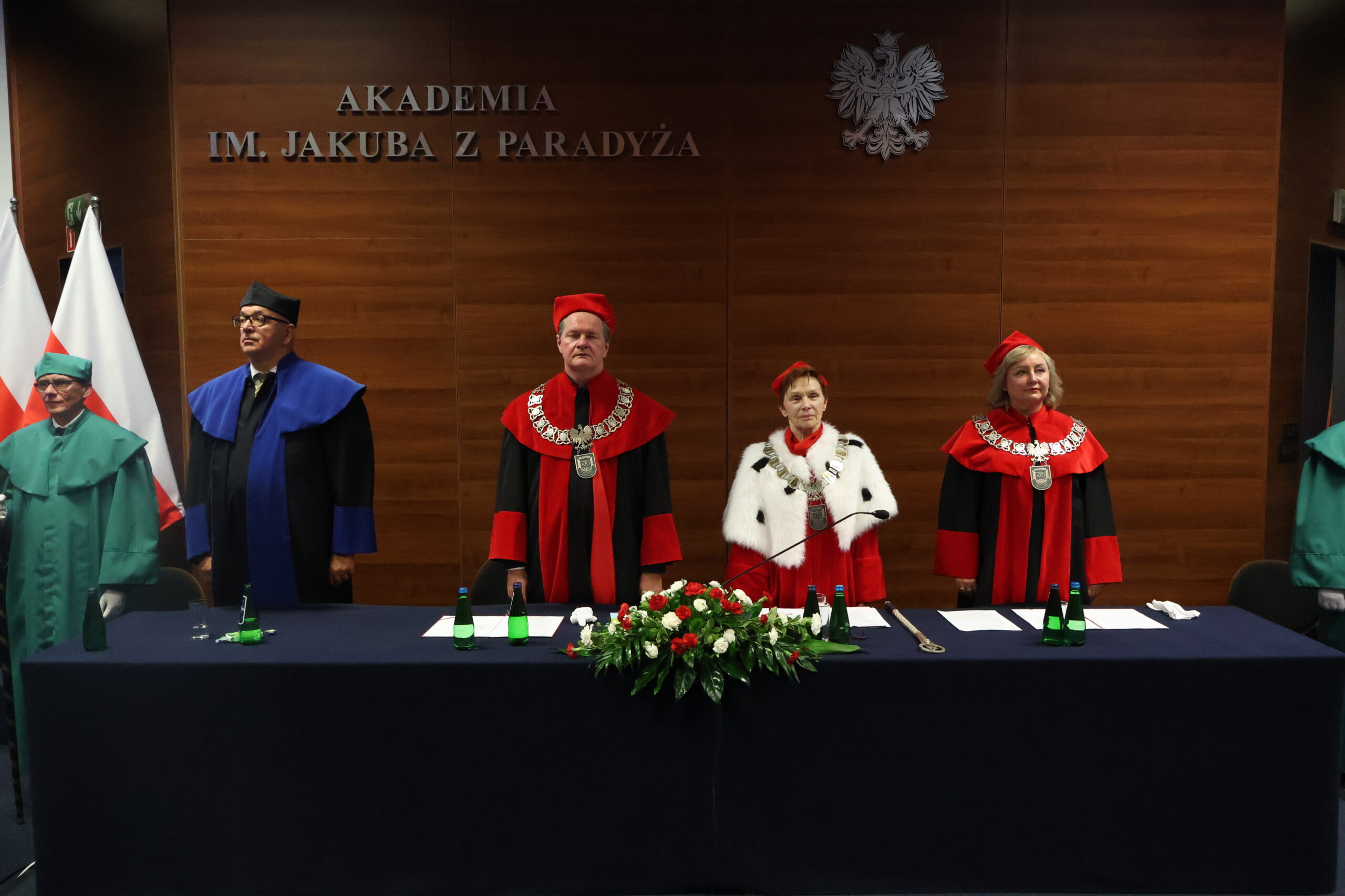 na zdjęciu JM Rektor prof. dr hab. Elżbieta Skorupska-Raczyńska, Prorektor ds. Kształcenia prof. AJP dr Małgorzata Trocka, Prorektor ds. Nauki prof. dr hab. Grzegorz Kucharczyk oraz Kanclerz Roman Gawroniak