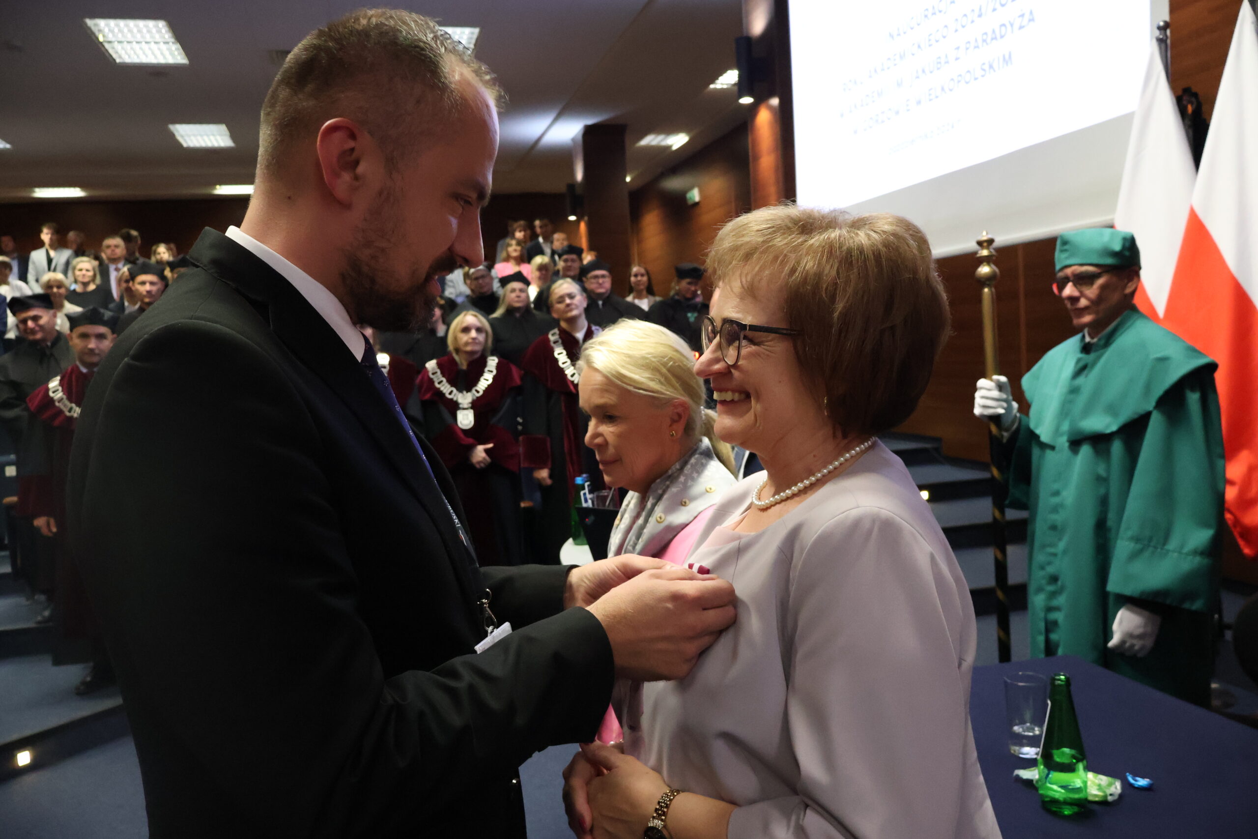 na zdjęciu Wicewojewoda Lubuski Maciej Siwicki wręcza odznaczenia Prezydenta Rzeczypospolitej Polskiej. Medal Złoty za Długoletnią Służbę otrzymała dr Bożena Majewicz