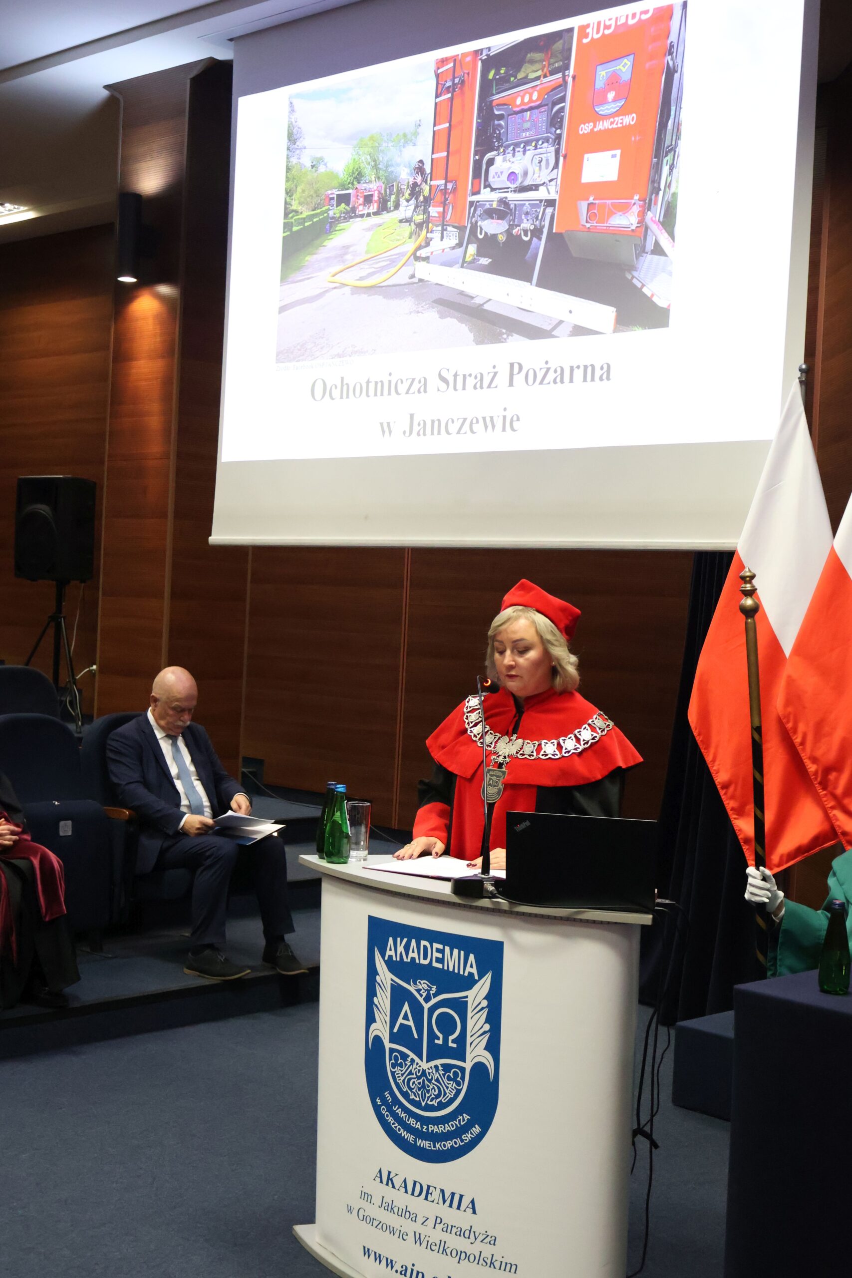 na zdjęciu jest Prorektor ds. Kształcenia prof. AJP dr Małgorzata Trocka, która stoi przy mównicy