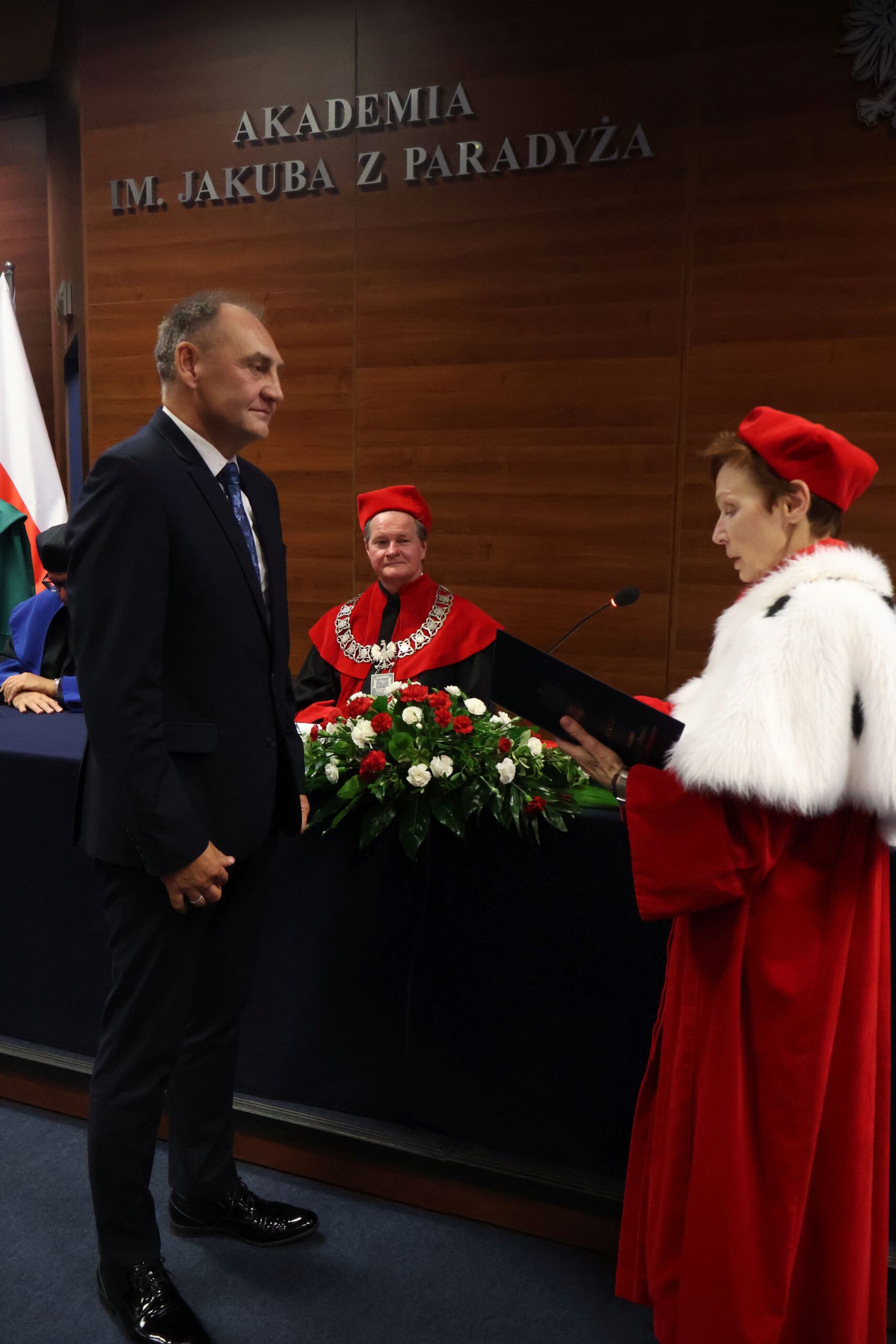 na zdjęciu bryg. mgr Sławomir Klusek z Rektor, który uhonorowany został w dowód uznania za wieloletnią współpracę z naszą Uczelnią