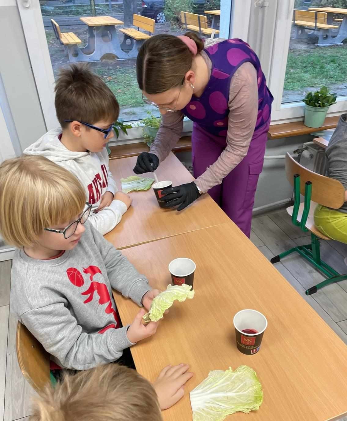 Na zdjęciu studentka WH i dzieci z II klasy ze Szkoły Podstawowej Katolickiego Stowarzyszenia Wychowawców im. Piotra Jerzego Frassatiego w Gorzowie Wielkopolskim