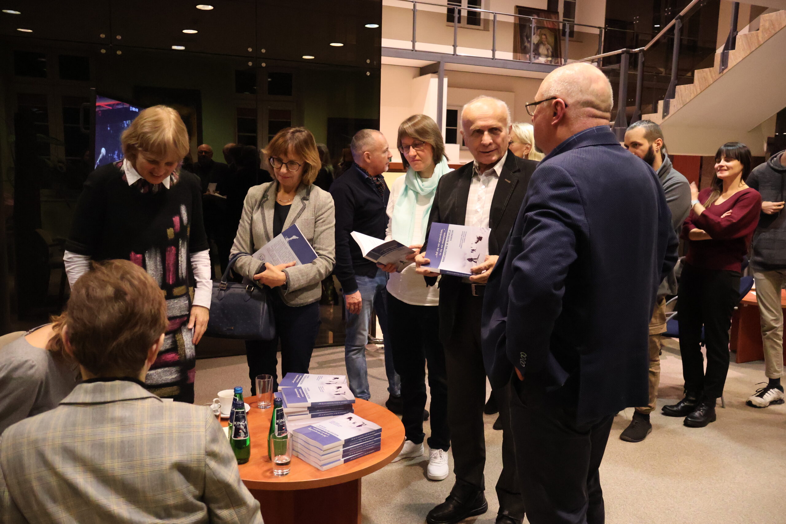 Na zdjęciu podpisywanie książki przez dr Joannę Kuriańską-Wołoszyn oraz prof. dr hab. Elżbietę Skorupską-Raczyńską.