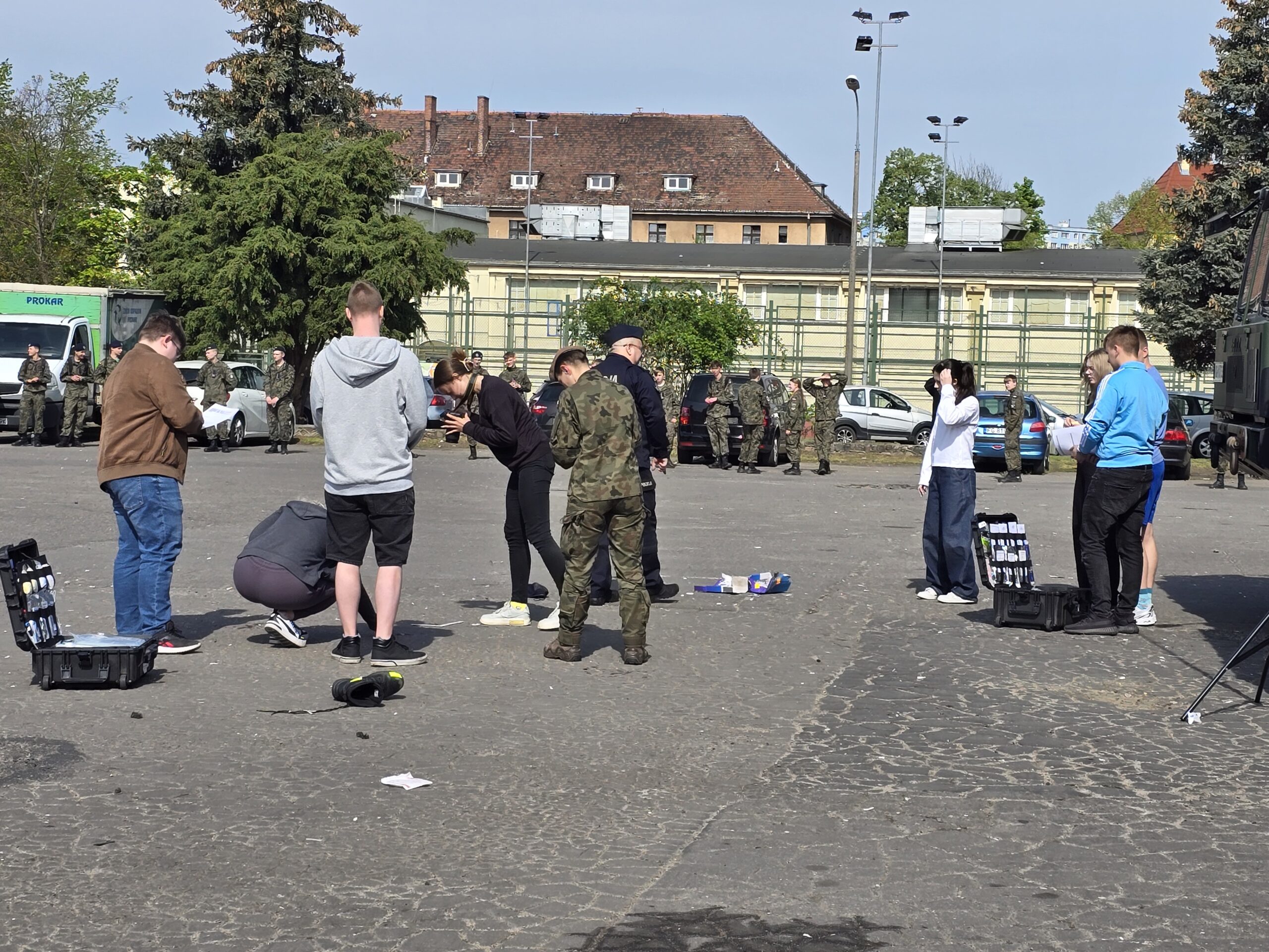Ćwiczenia obronne z elementami zarządzania kryzysowego z udziałem studentów, służb mundurowych i wojska polskiego.